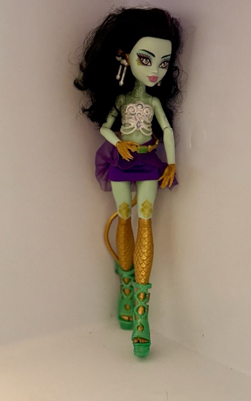 Monster High Skulltimate Secrets Destination Gore-Geous Oasis Jinafire Long
